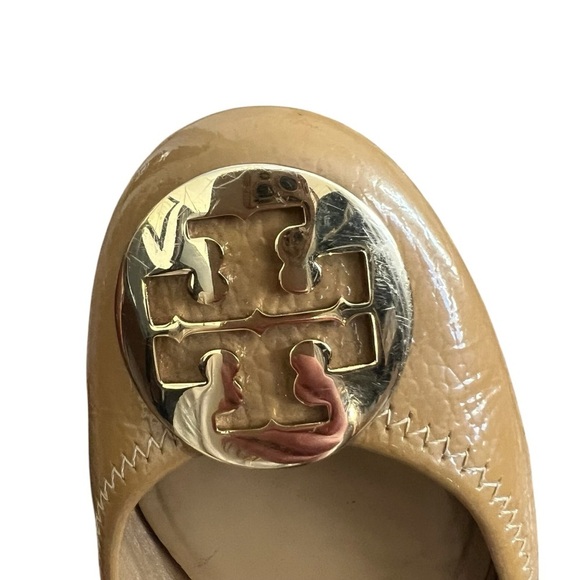 TORY BURCH Logo Ballet Flat Gold Reva Patent Iced Coffee Tan Beige Size 6.5 - Picture 11 of 13